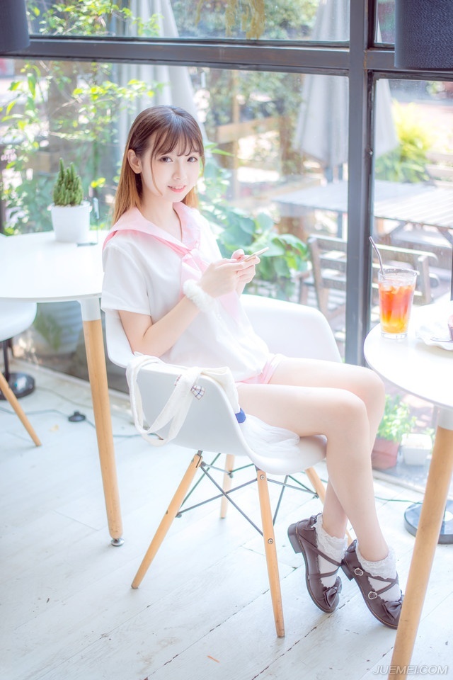 你要是不爱他，他多么爱你，他待你多么好，他的条件多么优秀，也是徒然的。自己不要的东西，为什么还要可惜呢?既然你甘心情愿放弃，你就没资格可惜。他曾是那么慷慨地等待你，他本来是你的，你自己选择不要，那就永远不要可惜。